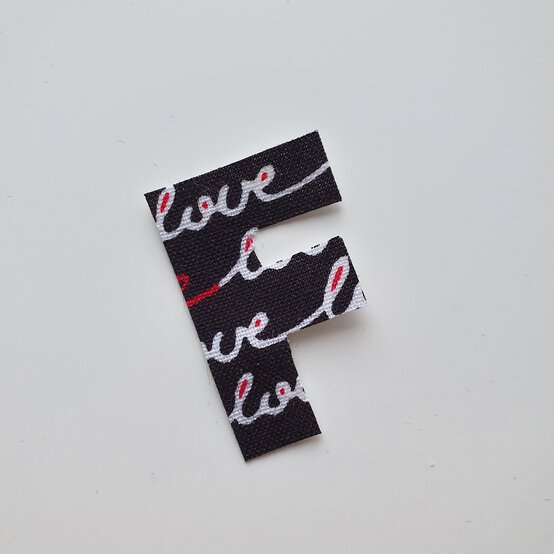 keyring_letter_7.6.jpg?sw=554&q=85