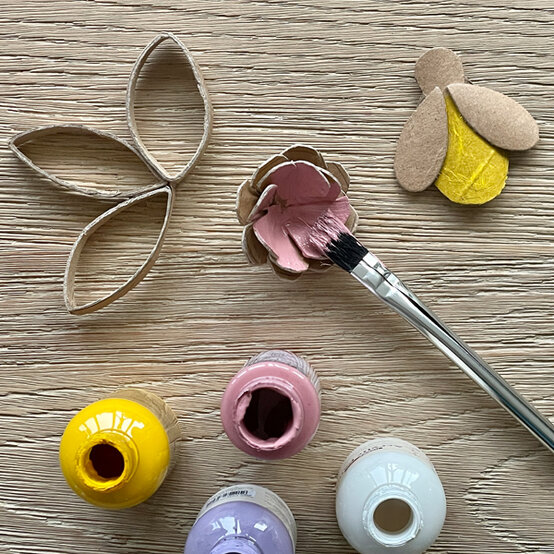 idea_spring-craft-roll-flowers_step3.jpg?sw=554&q=85