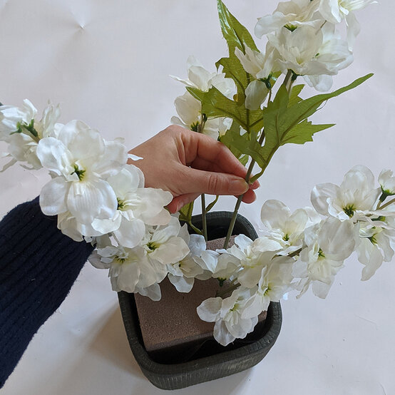 how-to-create-a-wedding-floral-arrangement_step3_2.jpg?sw=554&q=85