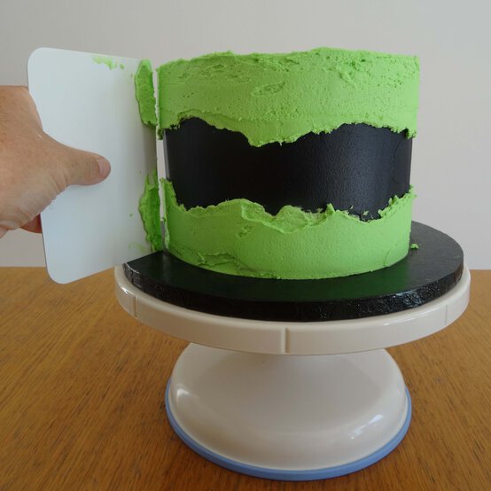 halloween-fault-line-cake-step-4_2.jpg?sw=554&q=85