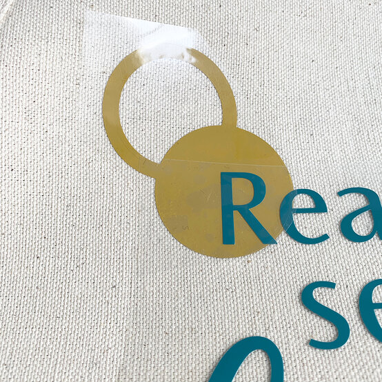 cricut_how_to_make_a_personalised_baking_hamper_cricut-apron_step-18_1.jpg?sw=554&q=85