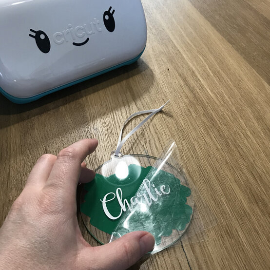 idea_cricut-acrylic-bauble-charlie_step5c.jpg?sw=554&q=85