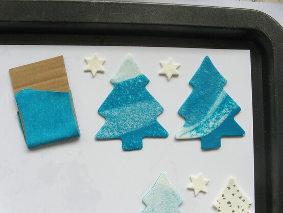 fimo-leather-effect-christmas-tree-image-2.jpg?sw=554&q=85