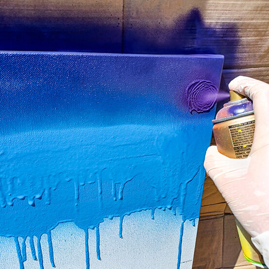 idea_gravity-drip-canvas-with-spray-paint_step4a.jpg?sw=554&q=85