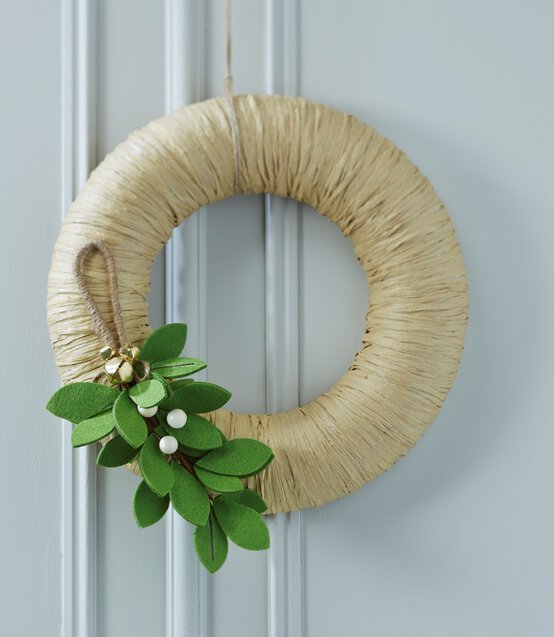 mistletoe-wreath.jpg?sw=554&q=85