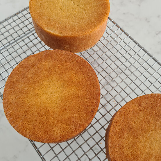 idea_how-to-make-a-celebration-cake_step1a.jpg?sw=554&q=85