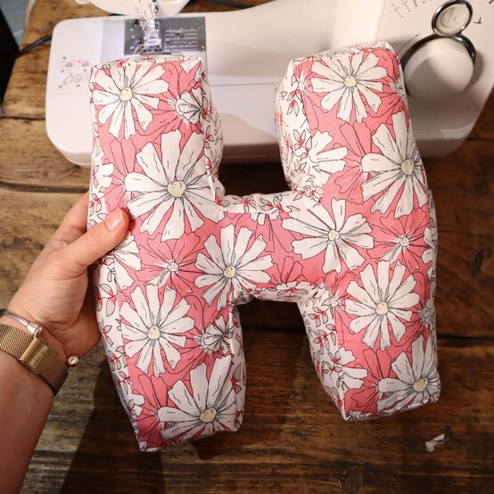 letter-cushion_step8.jpg?sw=554&q=85