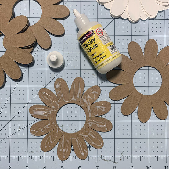 cricut-chipboard-daisy-napkin-rings_step6.jpg?sw=554&q=85