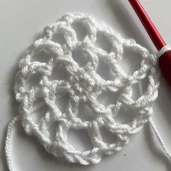 idea%5Fhalloween%2Dcrochet%2Dwreath%2Dcobweb%5Fstep%2D3.jpg?sw=554&q=85