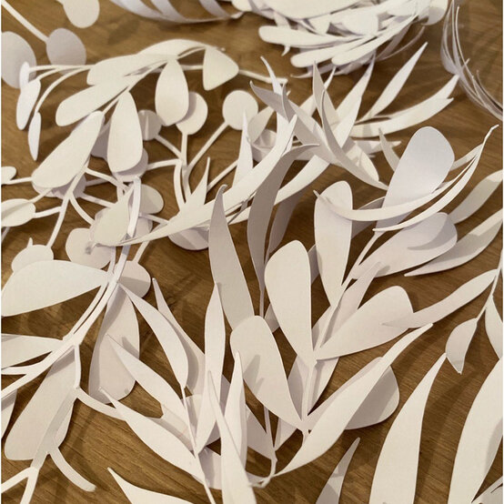 papercut_wreath_paper_step_1.jpg?sw=554&q=85