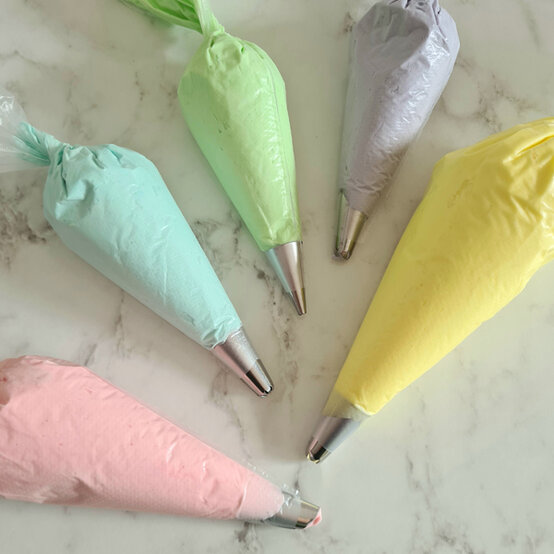 idea_adult-showstopper-cake_step1b.jpg?sw=554&q=85