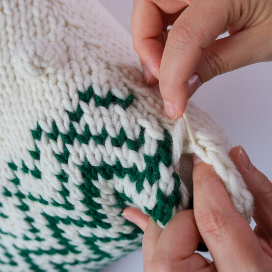 Idea_How-to-knit-a-Christmas-tree-cushion_image-10.jpg?sw=554&q=85