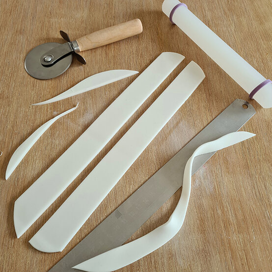 How-to-Make-a-Platinum-Jubilee-Showstopper-Cake_Step2a.jpg?sw=554&q=85