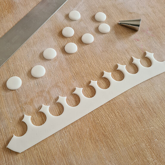 How-to-Make-a-Platinum-Jubilee-Showstopper-Cake_Step5i.jpg?sw=554&q=85