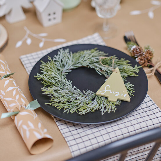 idea_botanical-round-up_placesetting.jpg?sw=554&q=85