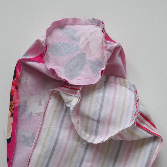 how_to_make_a_bottle_gift_bag_step-15.jpg?sw=554&q=85