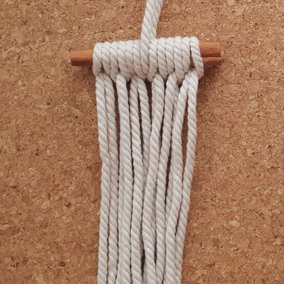 idea%5Fmacrame%2Dchristmas%2Dcrackers%2Dwhite%5Fstep1.jpg?sw=554&q=85