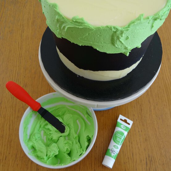 halloween-fault-line-cake-step-3.jpg?sw=554&q=85