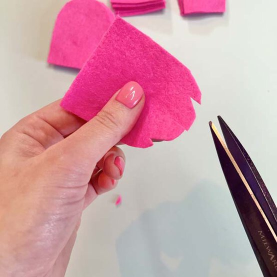 ideas%5Fhow%2Dto%2Dmake%2Dpipe%2Dcleaner%2Dand%2Dfelt%2Dflowers%5Fpeony%5F3.jpg?sw=554&q=85