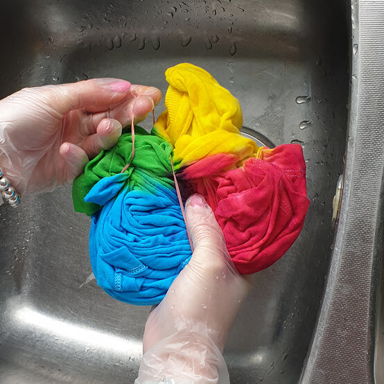 How-to-tie-dye-a-t-shirt_Spiral%20step%207a.jpg?sw=554&q=85