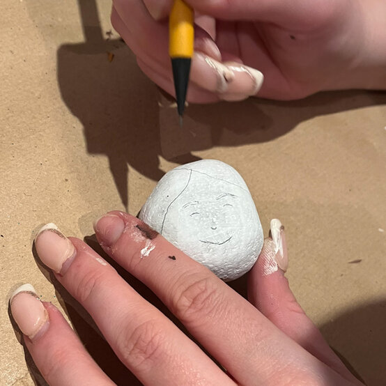 idea_how-to-make-a-pebble-portrait_step3a.jpg?sw=554&q=85