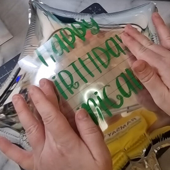 idea_how-to-make-personalised-balloons-star_step6.jpg?sw=554&q=85