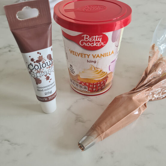 idea%5Feaster%2Dfloral%2Dwreath%2Dcake%5Fstep%2D22.jpg?sw=554&q=85