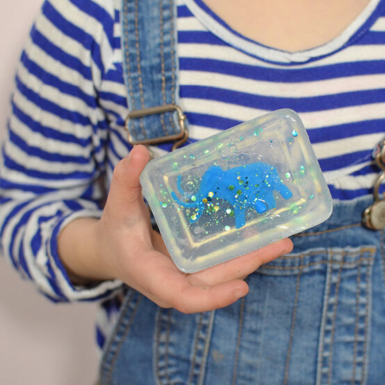 trapped_toy_soaps_step_4b.jpg?sw=554&q=85