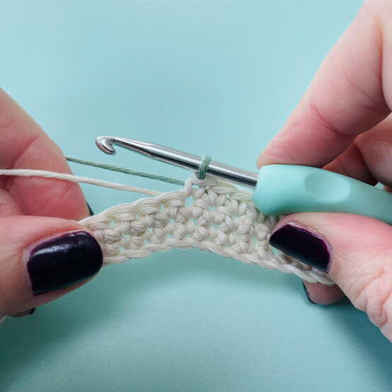 idea_crochet-good-vibes-tapestry_step4.jpg?sw=554&q=85