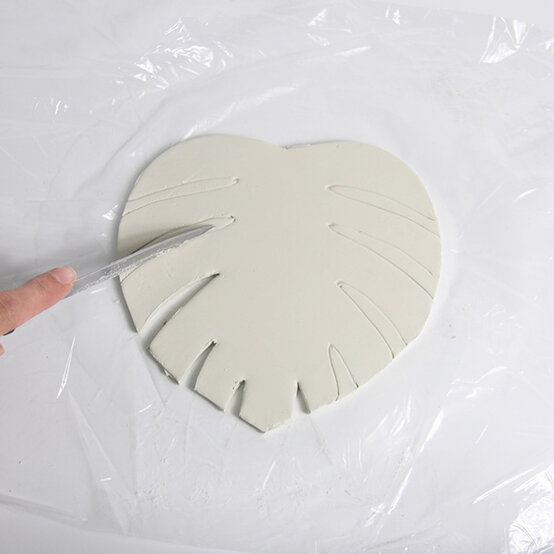 clay-leaf-trinket-dish-2.jpg?sw=554&q=85