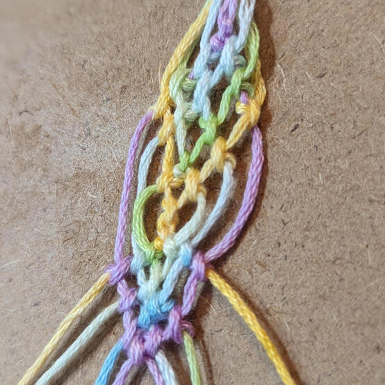 ideas%5Fhow%2Dto%2Dmake%2Dfriendship%2Dbracelets%5Fleaves%2Dbracelet%2D3c.jpg?sw=554&q=85