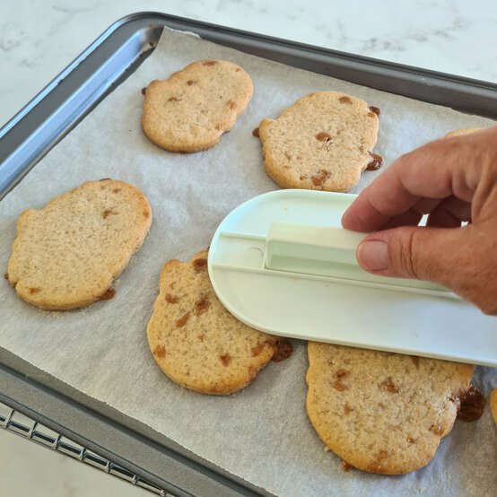 Idea_how-to-make-pumpkin-spice-biscuits_step2d.jpg?sw=554&q=85