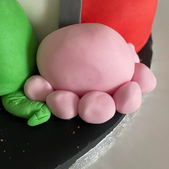 idea_how-to-decorate-a-rocket-cake_step23a.jpg?sw=554&q=85