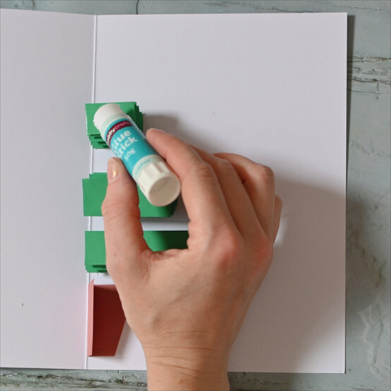 Idea_kids-christmas-cards-to-make_step7f.jpg?sw=554&q=85