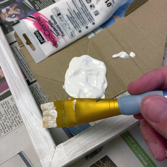 cricut_how-to-make-a-christmas-sign_step12_2.jpg?sw=554&q=85