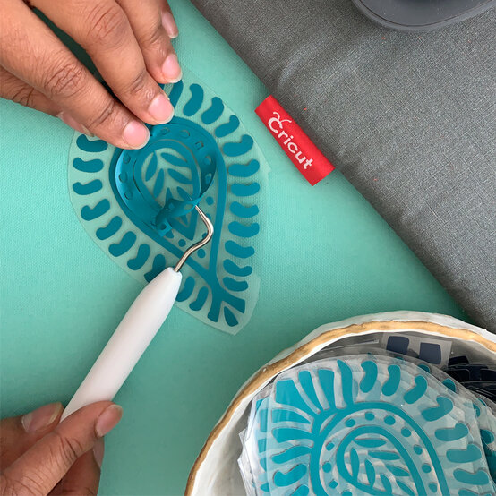 how-to-personalise-a-teepee-tent_step4_edit.jpg?sw=554&q=85