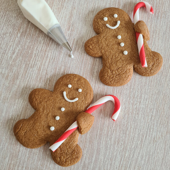 idea_christmas-gingerbread-people_step8b.jpg?sw=554&q=85
