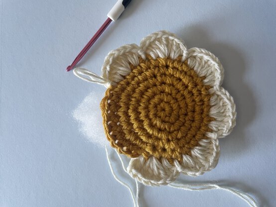 Crochet%20Daisy%20Wand%20Step%203.jpeg?sw=554&q=85