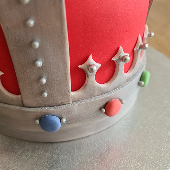 How-to-Make-a-Platinum-Jubilee-Showstopper-Cake_Step9c.jpg?sw=554&q=85