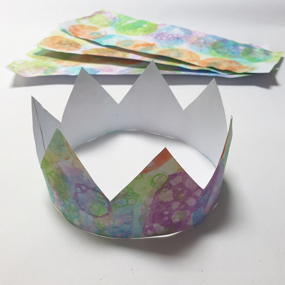 idea_messy-crafts-for-kids-crown_step7.jpg?sw=554&q=85