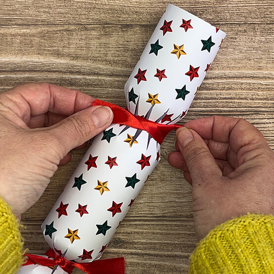 how%2Dto%2Dmake%2Dbright%2Dchristmas%2Dcrackers%5Fstep%2D7a.jpg?sw=554&q=85