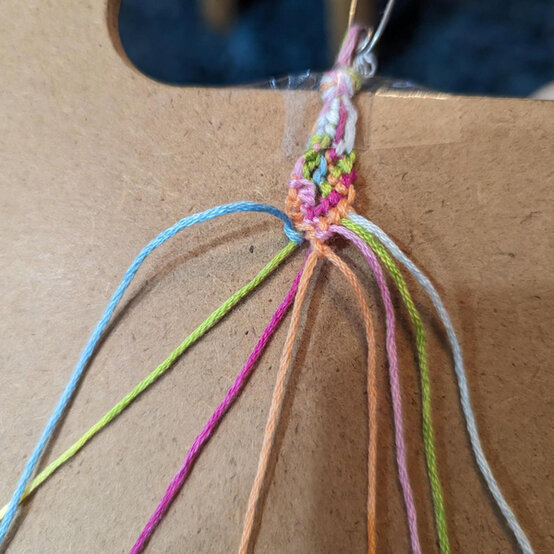 ideas%5Fhow%2Dto%2Dmake%2Dfriendship%2Dbracelets%5Fchevron%2Dbracelet%2D2.jpg?sw=554&q=85