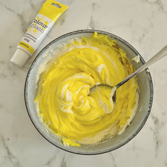 how-to-make-an-easter-chick-cake_step-2.jpg?sw=554&q=85