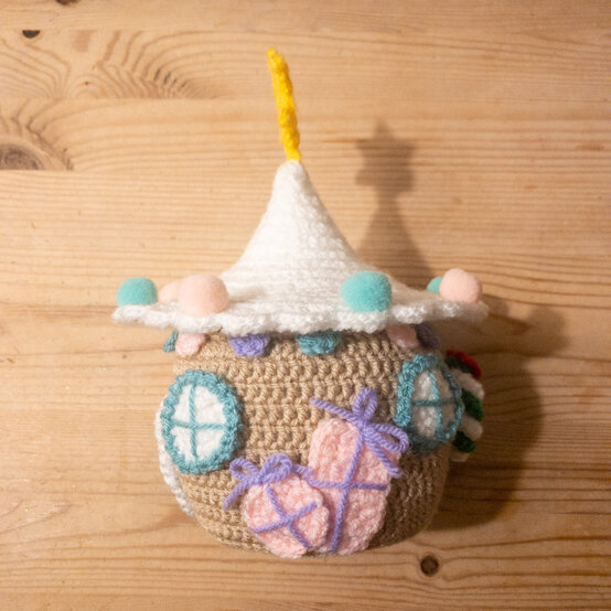 gingerbreadhouse-_house_3_side1_fin.jpg?sw=554&q=85