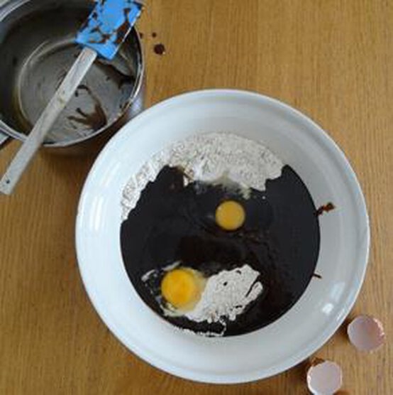 gingerbread-houses-step-3.jpg?sw=554&q=85