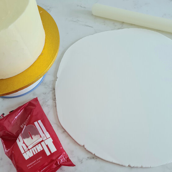 idea_how-to-make-a-coronation-cake_step5c.jpg?sw=554&q=85
