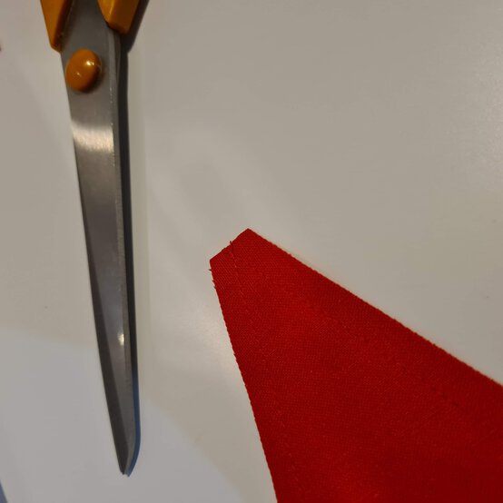 Idea_how-to-make-interchangeable-bunting_step3.jpg?sw=554&q=85