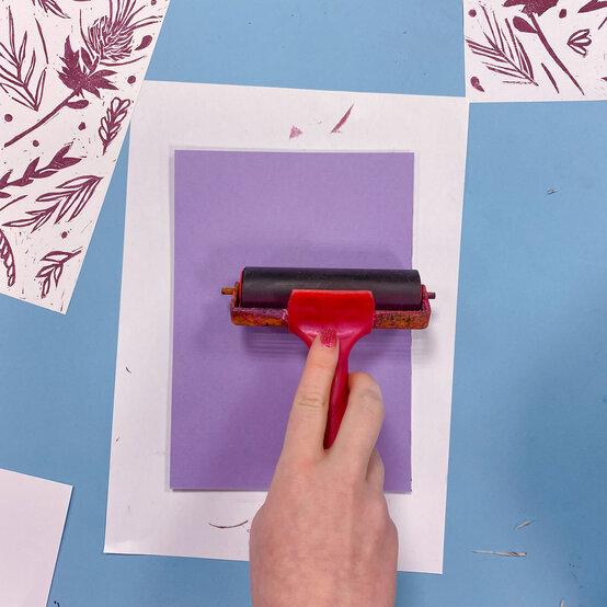 how-to-lino-cut-a-scottish-thistle-print_customise_step-1_1.jpg?sw=554&q=85