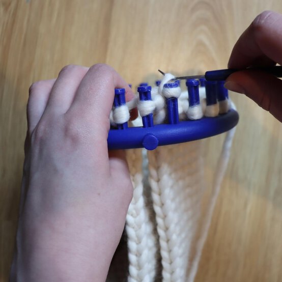 how_to_loom_knit_a_blanket_step_7c.jpg?sw=554&q=85