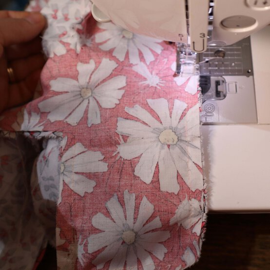 letter-cushion_step6_4.jpg?sw=554&q=85